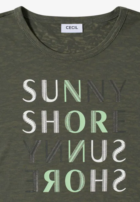 Dunkelgrünes T-Shirt mit weiß-grünem 'SUNNY SHORE'-Print und gespiegelter Schrift.